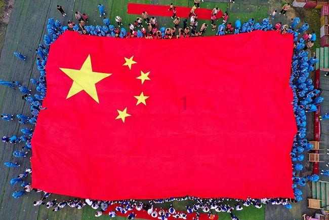 谭咏麟为怀念张国荣，演唱经典歌曲《风继续吹》，全场都听哭了！游戏画面