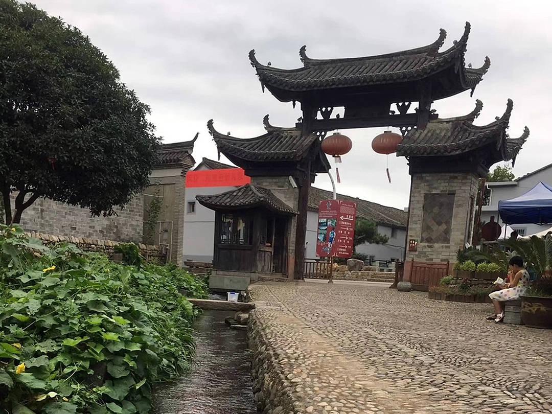 谭咏麟为怀念张国荣，演唱经典歌曲《风继续吹》，全场都听哭了！游戏画面